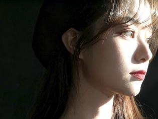 深暗背景人像摄影